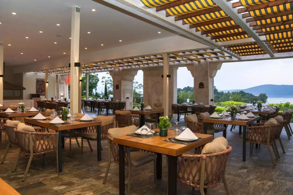 رستوران LA BLANCH ISLAND SEA VIEW